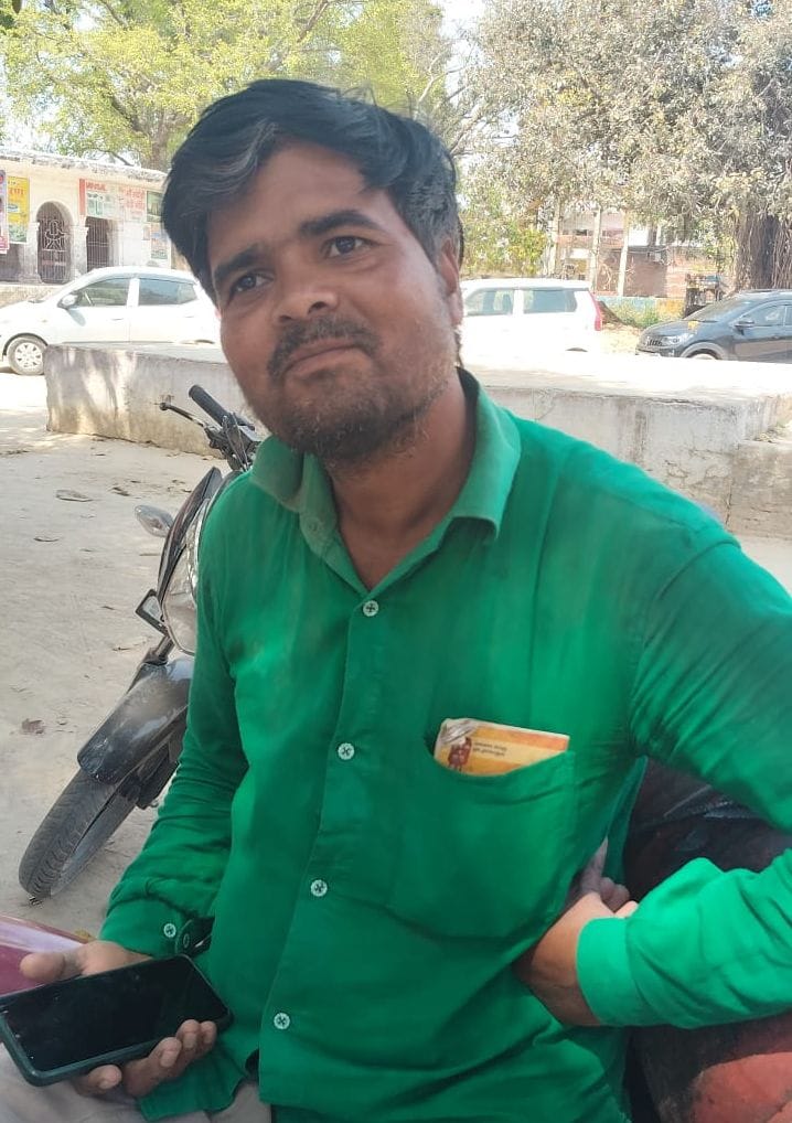 फोटो-27-बीघापुर के संदोही मंदिर में गैस सिलिंडर के लिए मौजूद लोग। संवाद