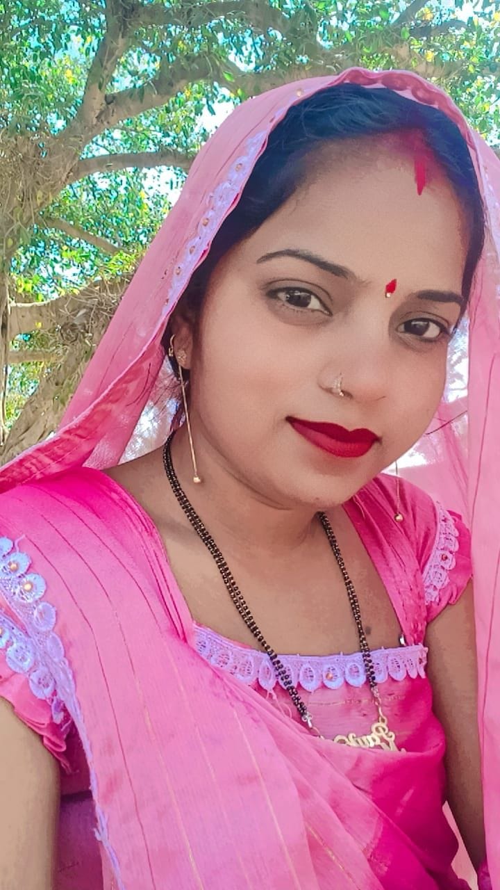 फोटो-27-बीघापुर के संदोही मंदिर में गैस सिलिंडर के लिए मौजूद लोग। संवाद