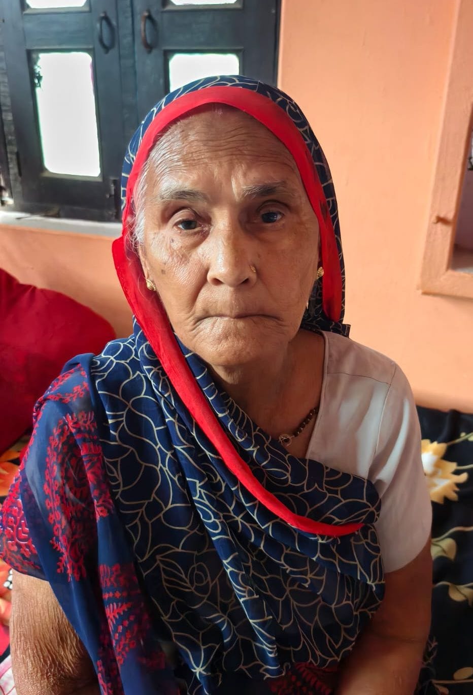 फोटो-27-बीघापुर के संदोही मंदिर में गैस सिलिंडर के लिए मौजूद लोग। संवाद