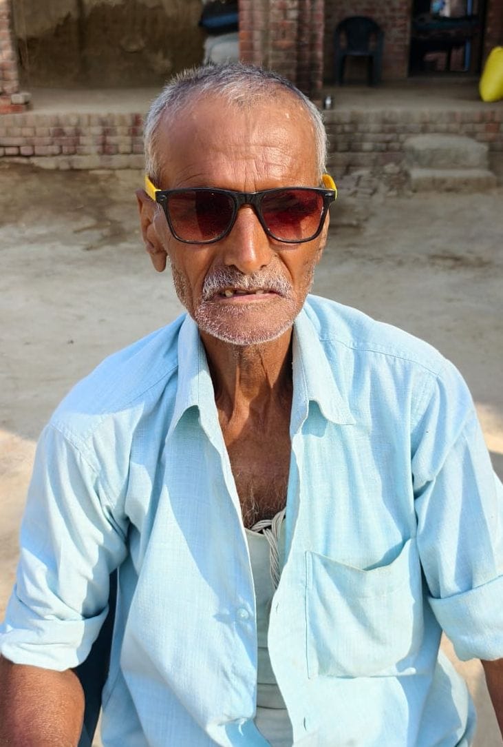 फोटो-27-बीघापुर के संदोही मंदिर में गैस सिलिंडर के लिए मौजूद लोग। संवाद