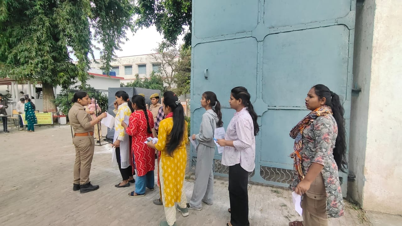 फोटो-31 रखा बालिका इंटर कालेज फतेहगढ़ के पास परीक्षा देने के बाद बैग लेने के लिए लगी अभ्यर्थियो