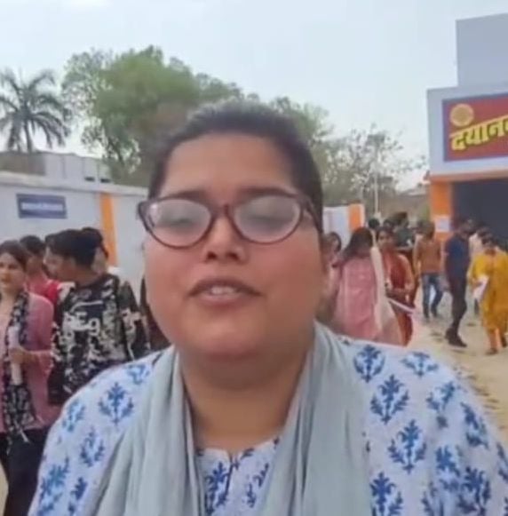 फोटो-32- पीएमश्री राजकीय बालिका इंटर कॉलेस से परीक्षा देकर निकलते अभ्यर्थी। संवाद