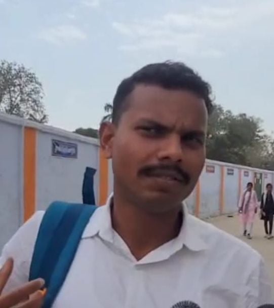 फोटो-32- पीएमश्री राजकीय बालिका इंटर कॉलेस से परीक्षा देकर निकलते अभ्यर्थी। संवाद