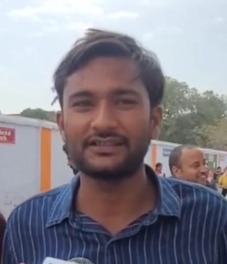 फोटो-32- पीएमश्री राजकीय बालिका इंटर कॉलेस से परीक्षा देकर निकलते अभ्यर्थी। संवाद