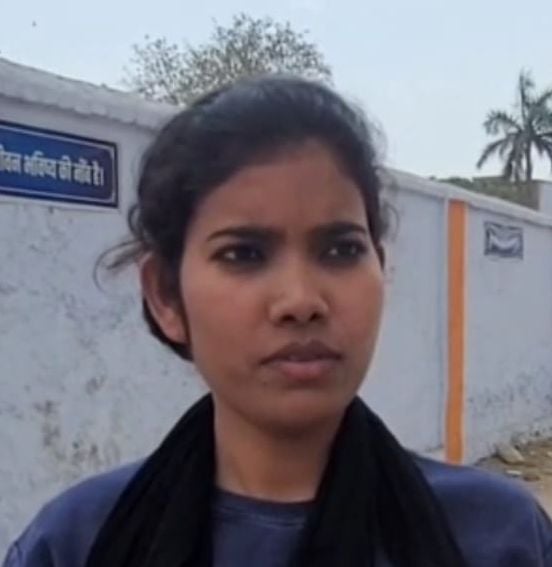 फोटो-32- पीएमश्री राजकीय बालिका इंटर कॉलेस से परीक्षा देकर निकलते अभ्यर्थी। संवाद