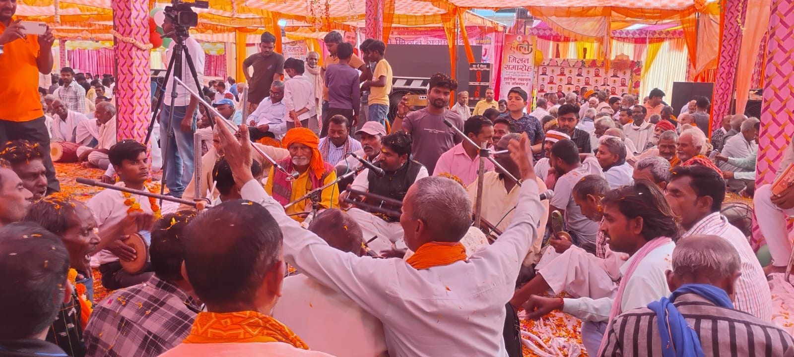 फोटो-40- विश्वकर्मा समाज के होली मिलन में सदर विधायक पंकज गुप्ता को प्रतीक चिन्ह देते समाज के ल फोटो-40- विश्वकर्मा समाज के होली मिलन में सदर विधायक पंकज गुप्ता को प्रतीक चिन्ह देते समाज के ल