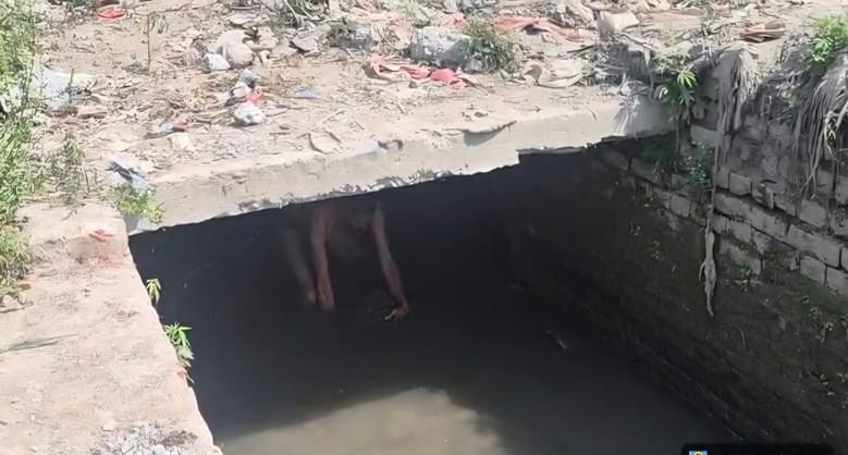 फोटो-52: बहादुरगढ़ नहर में पानी की आपूर्ति बाधित करने के लिए डाले गए पत्थर व सिल्ट। स्रोत एचएसवी फोटो-52: बहादुरगढ़ नहर में पानी की आपूर्ति बाधित करने के लिए डाले गए पत्थर व सिल्ट। स्रोत एचएसवी