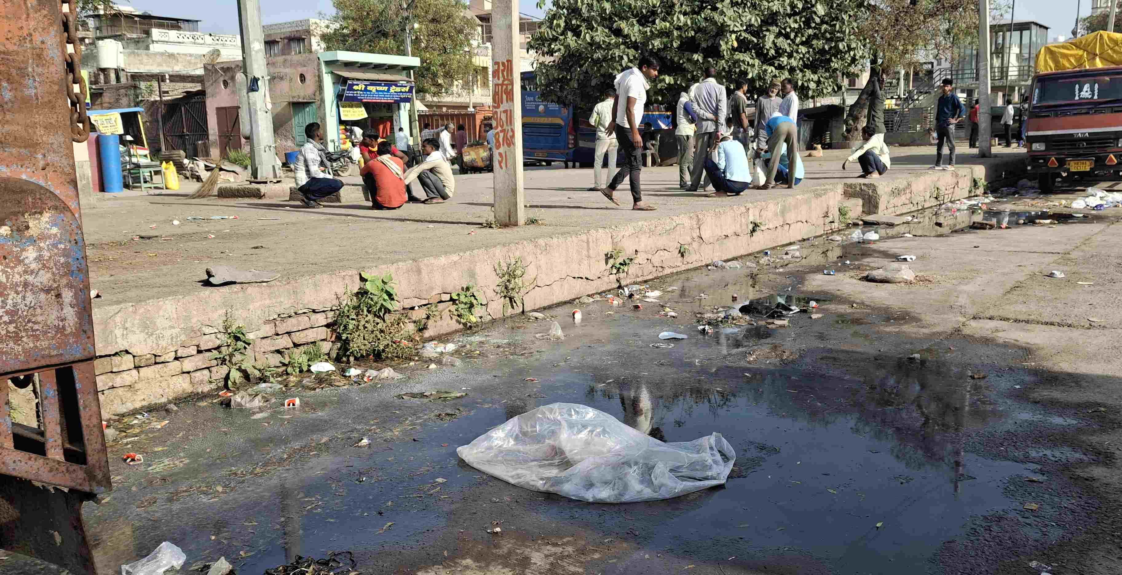 -फोटो 81 : बहादुरगढ़ की अनाज मंडी में जमा कूूड़े के ढेर। संवाद