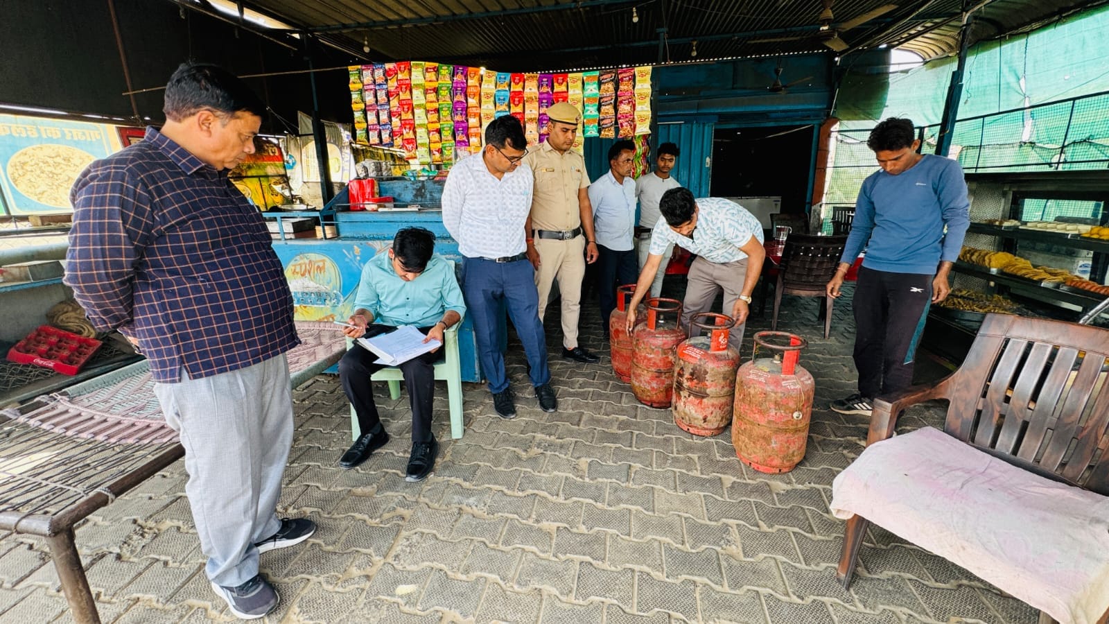 फोटो नंबर-18बाजार में कट्टे से ढक कर किया जा घरेलू गैस सिलिंडर का उपयोग। संवाद