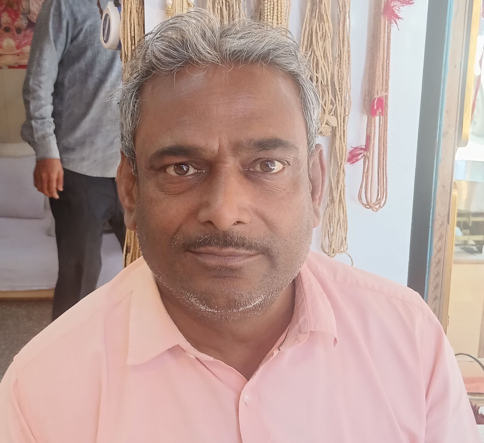 फोटो संख्या:61- नवरात्र के अवसर पर दुकान से पूजन सामग्री लेती महिलाएं--संवाद फोटो संख्या:61- नवरात्र के अवसर पर दुकान से पूजन सामग्री लेती महिलाएं--संवाद