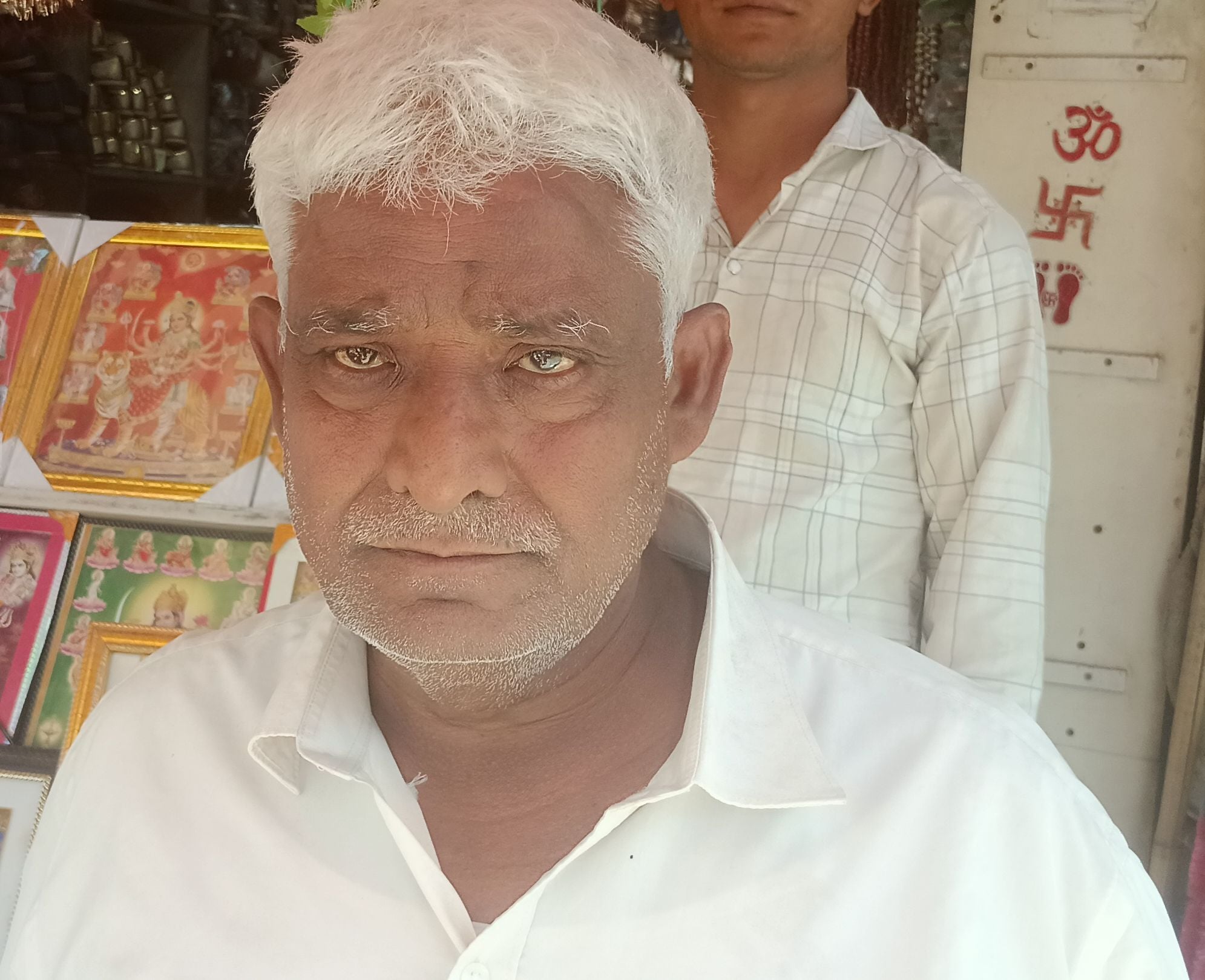 फोटो संख्या:61- नवरात्र के अवसर पर दुकान से पूजन सामग्री लेती महिलाएं--संवाद फोटो संख्या:61- नवरात्र के अवसर पर दुकान से पूजन सामग्री लेती महिलाएं--संवाद