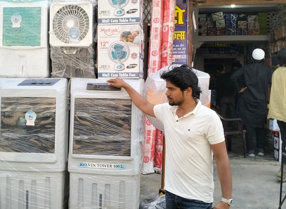 हरिसेनगंज - महिला ग्राहकों को इंडक्शन दिखाता दुकानदार