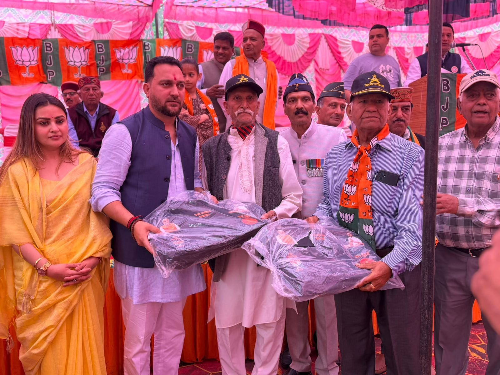 जंगल रोपा पंचायत के बकारटी गांव में पूर्व सैनिक एवं महिला मंडल सम्मान समारोह में उपस्थित महिलाए