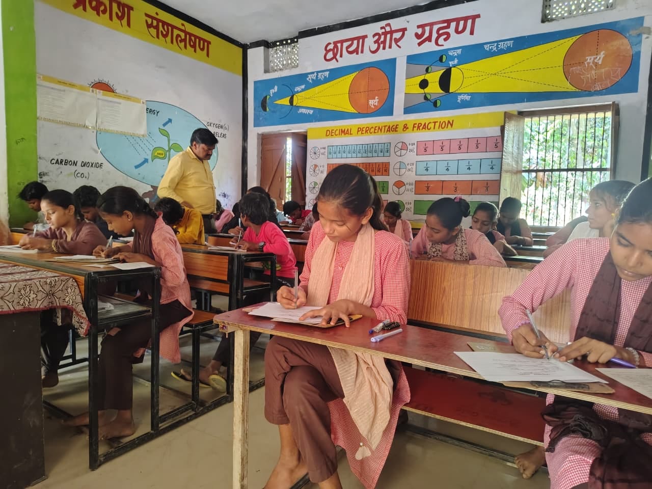 जूनियर हाईस्कूल भिनगा में परीक्षा देते विद्यार्थी।