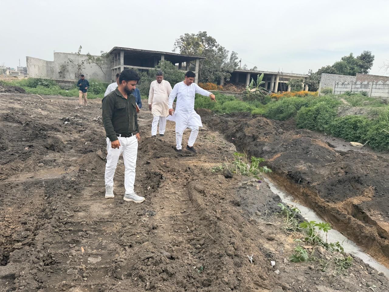 कुरुक्षेत्र। अष्टकोशी यात्रा को लेकर कार्यक्रम स्थल का जायजा लेते धुमन सिंह किरमच। स्वंय कुरुक्षेत्र। अष्टकोशी यात्रा को लेकर कार्यक्रम स्थल का जायजा लेते धुमन सिंह किरमच। स्वंय