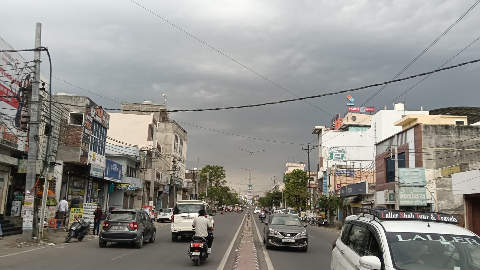 करनाल रोड़ से बारिश से निकलते वाहन संवाद करनाल रोड़ से बारिश से निकलते वाहन संवाद