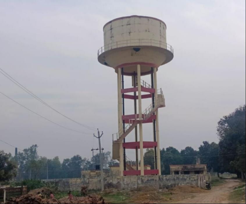  करनपुर अज्ञाराम डीह गांव में बनी पानी टंकी।