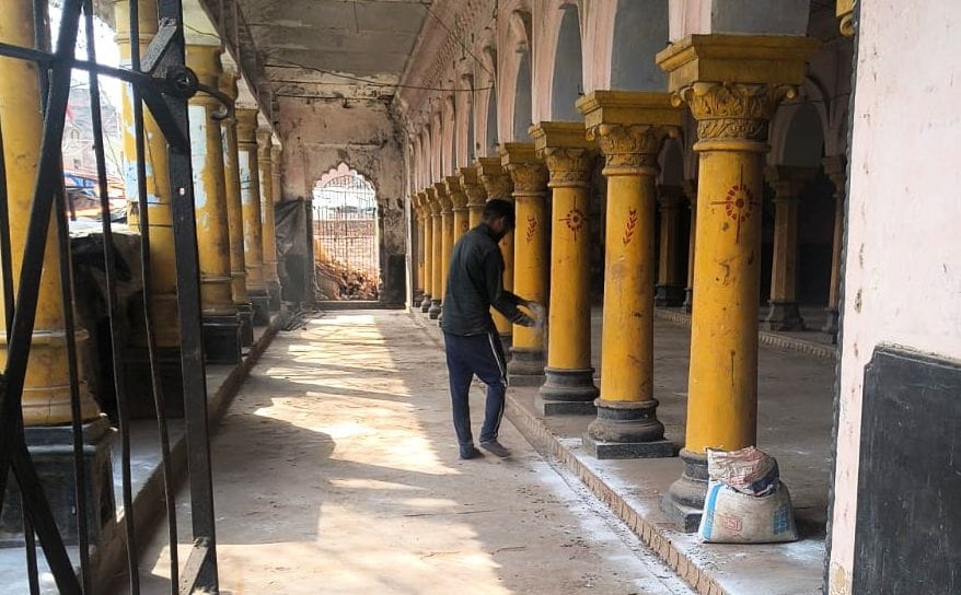 कड़ा के शीतला धाम में नवरात्रि को लेकर सज रही दुकानें। स्रोत : समिति कड़ा के शीतला धाम में नवरात्रि को लेकर सज रही दुकानें। स्रोत : समिति