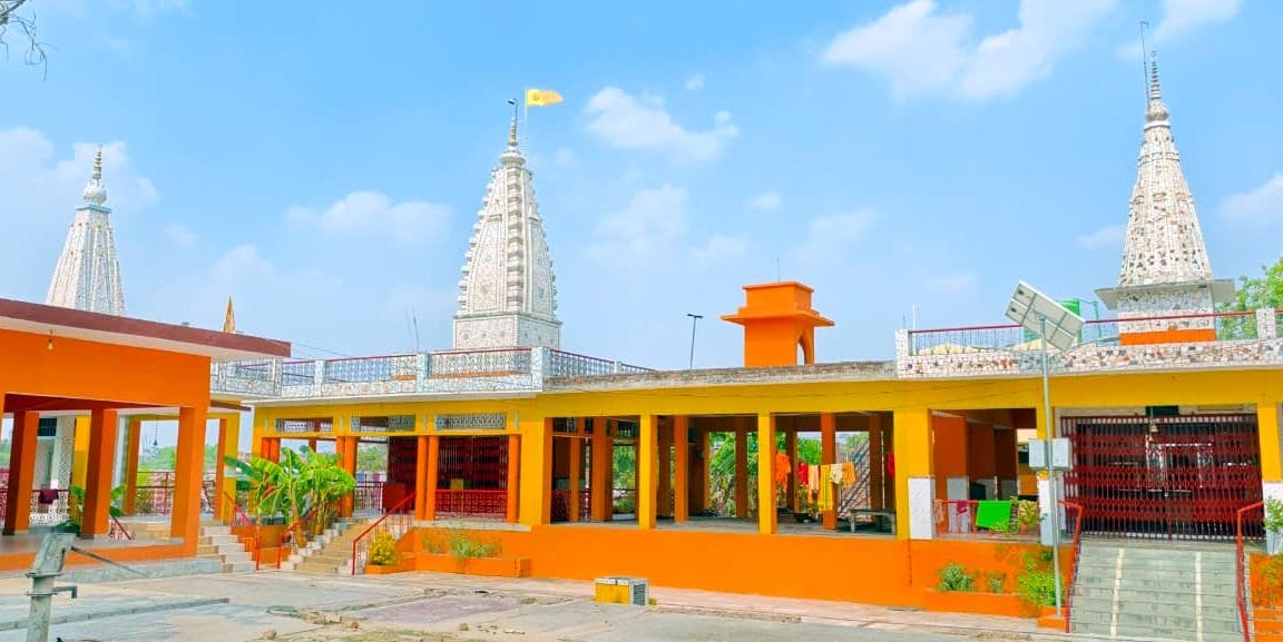 कड़ा के शीतला धाम में नवरात्रि को लेकर सज रही दुकानें। स्रोत : समिति कड़ा के शीतला धाम में नवरात्रि को लेकर सज रही दुकानें। स्रोत : समिति