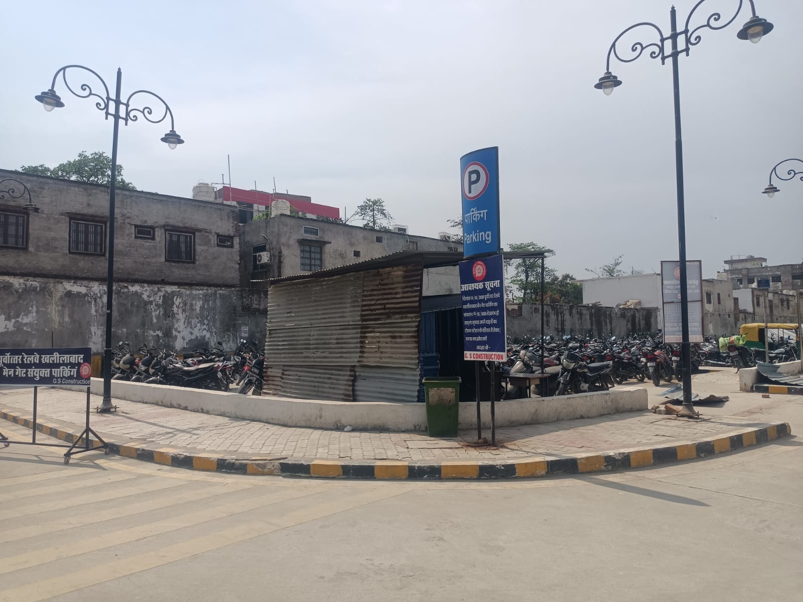 खलीलाबाद रेलवे स्टेशन पर बना यात्री लाउंज। संवाद