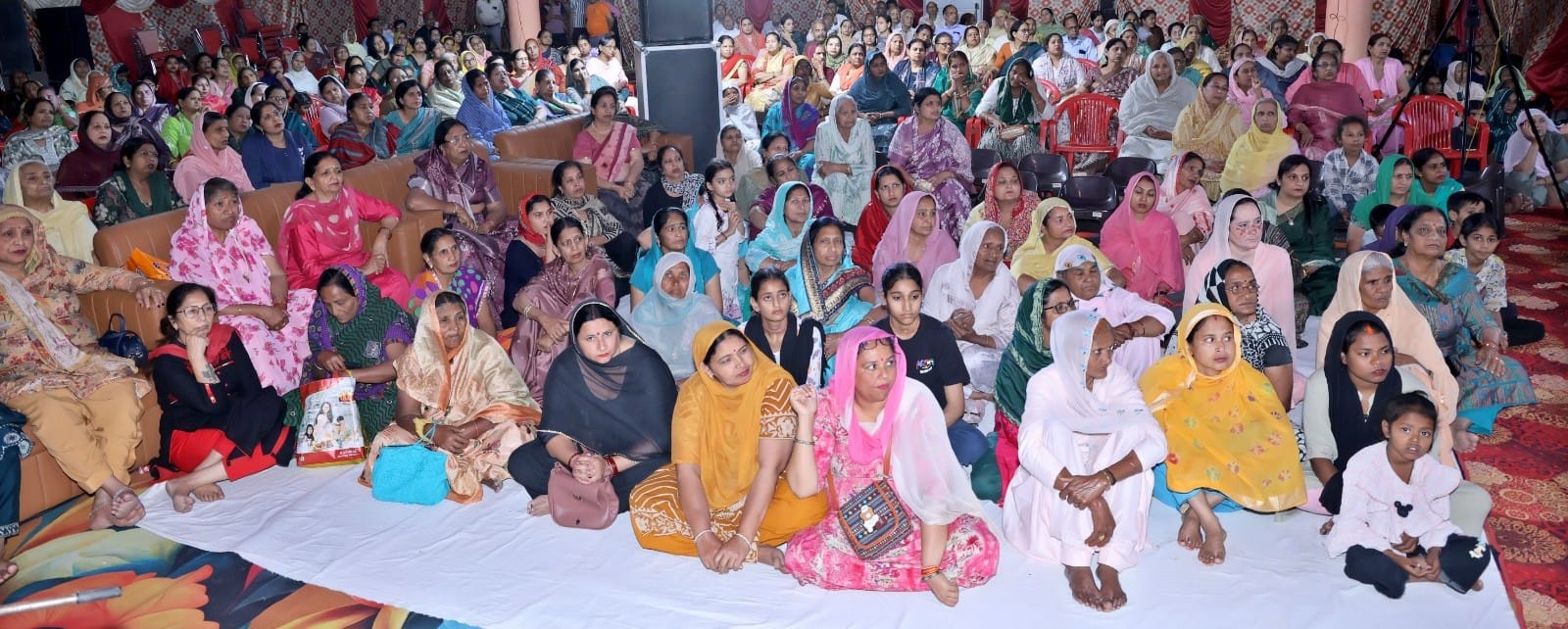 लाडवा। बाबा बंसीवाला वृद्धाश्रम में कथा का आनंद लेते श्रद्धालु। संवाद