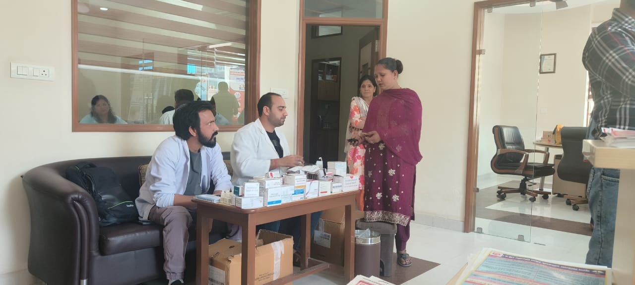 मोगीनंद में आयोजित शिविर में स्वास्थ्य जांच करते चिकित्सक। स्रोत : विभाग