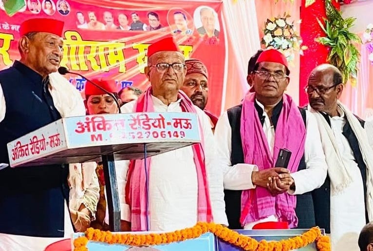 मुहम्मदाबाद गोहना के वलीदपुर के काजी टोला मुहल्ले में आयोजित इफ्तार पार्टी में इफ्तार करते रोजे