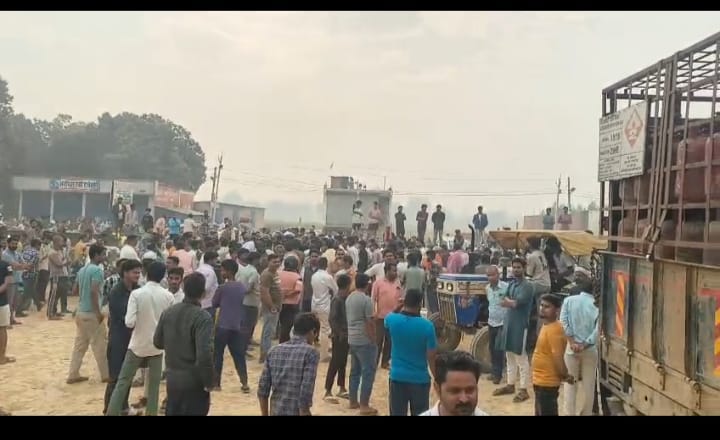 मेंहदावल में गैस एजेंसी पर जुटी भीड़। संवाद मेंहदावल में गैस एजेंसी पर जुटी भीड़। संवाद