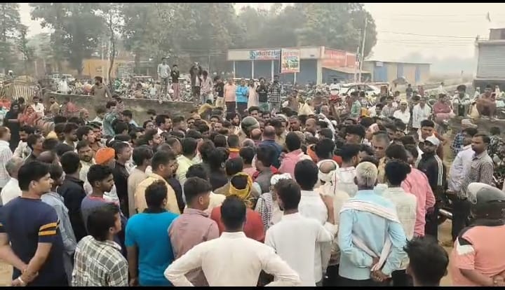 मेंहदावल में गैस एजेंसी पर जुटी भीड़। संवाद मेंहदावल में गैस एजेंसी पर जुटी भीड़। संवाद