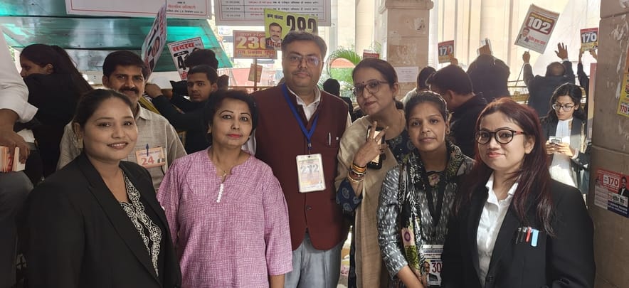 मतदान करने के बाद अधिवक्ता। मतदान करने के बाद अधिवक्ता।