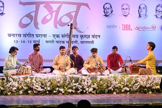 नागरी नाट्य मंडली में नमन संगीत समारोह संगीत की प्रस्तुति देते कलाकार, अमर उजाला