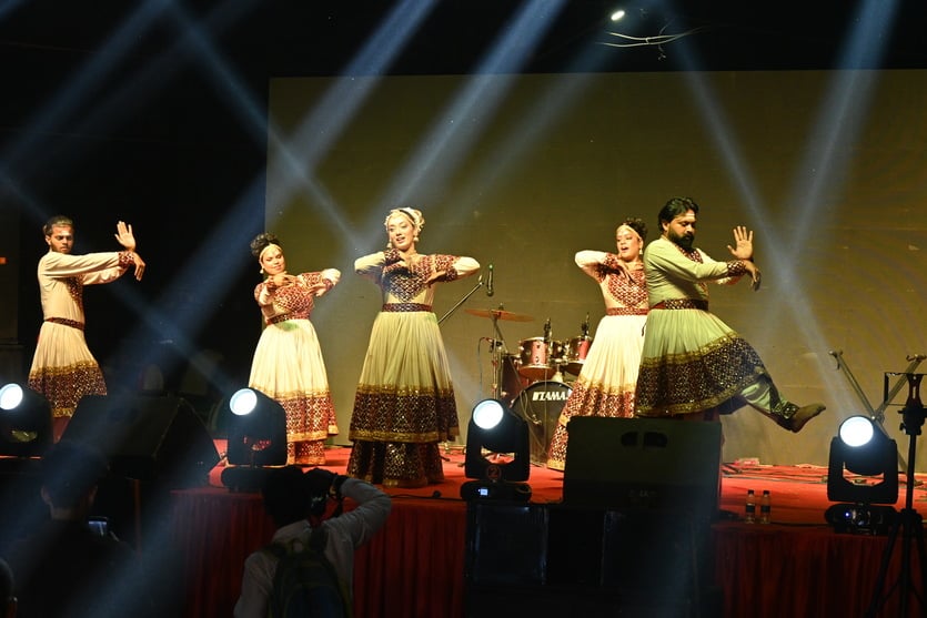नागरी नाट्य मंडली में नमन संगीत समारोह संगीत की प्रस्तुति देते कलाकार, अमर उजाला