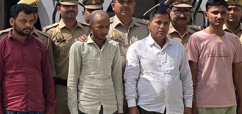 नवाबगंज थाने में पकड़े गए आरोपी व बरामद ट्रैक्टर। स्रोत: पुलिस