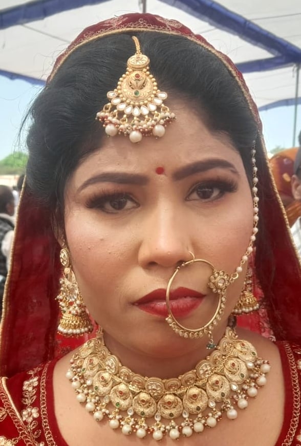 ओसीएफ इस्टेट मैदान में आयोजित मुख्यमंत्री सामूहिक विवाह में वर-वधू को आशीर्वाद और उपहार देते वि ओसीएफ इस्टेट मैदान में आयोजित मुख्यमंत्री सामूहिक विवाह में वर-वधू को आशीर्वाद और उपहार देते वि