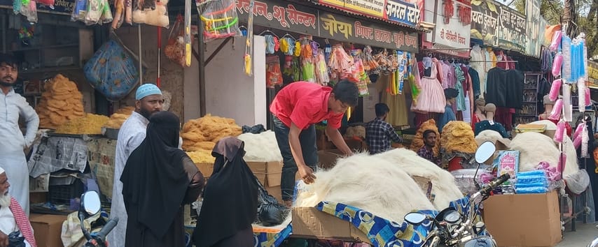 पडरौना शहर के तिलक चौक पर सेवई की खरीदारी करते लोग। संवाद