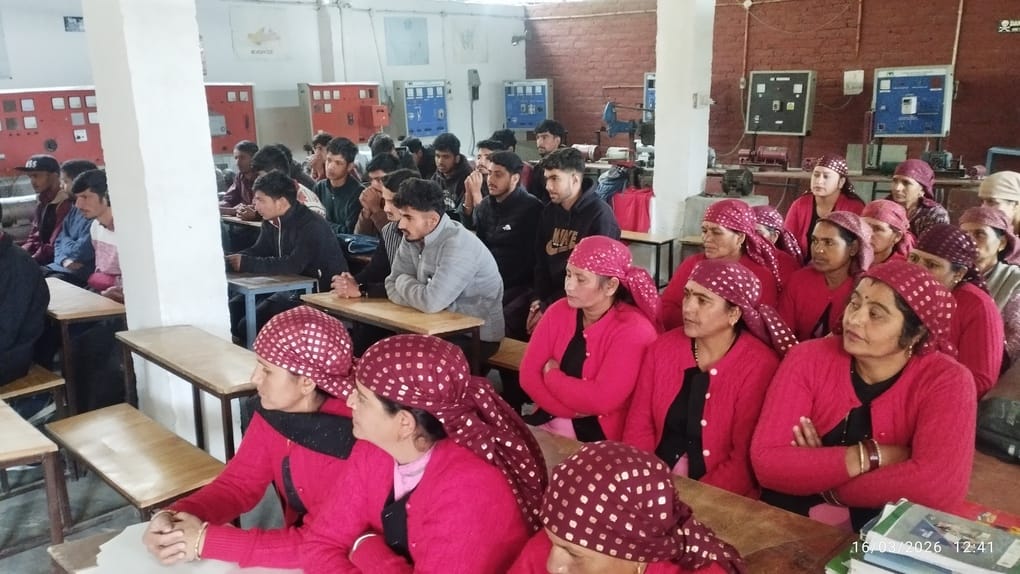 पुलिस की पाठशाला कार्यक्रम के मुख्य वक्ता डीएसपी राजीव मेहता के साथ आईटीआई के प्रशिक्षु और स्टा