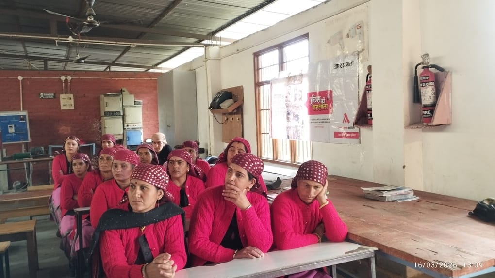 पुलिस की पाठशाला कार्यक्रम के मुख्य वक्ता डीएसपी राजीव मेहता के साथ आईटीआई के प्रशिक्षु और स्टा