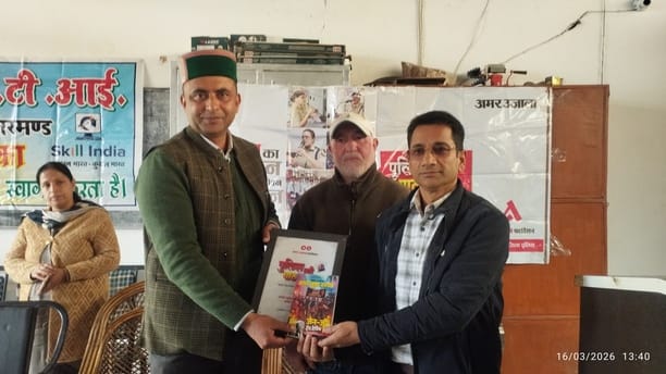 पुलिस की पाठशाला कार्यक्रम के मुख्य वक्ता डीएसपी राजीव मेहता के साथ आईटीआई के प्रशिक्षु और स्टा