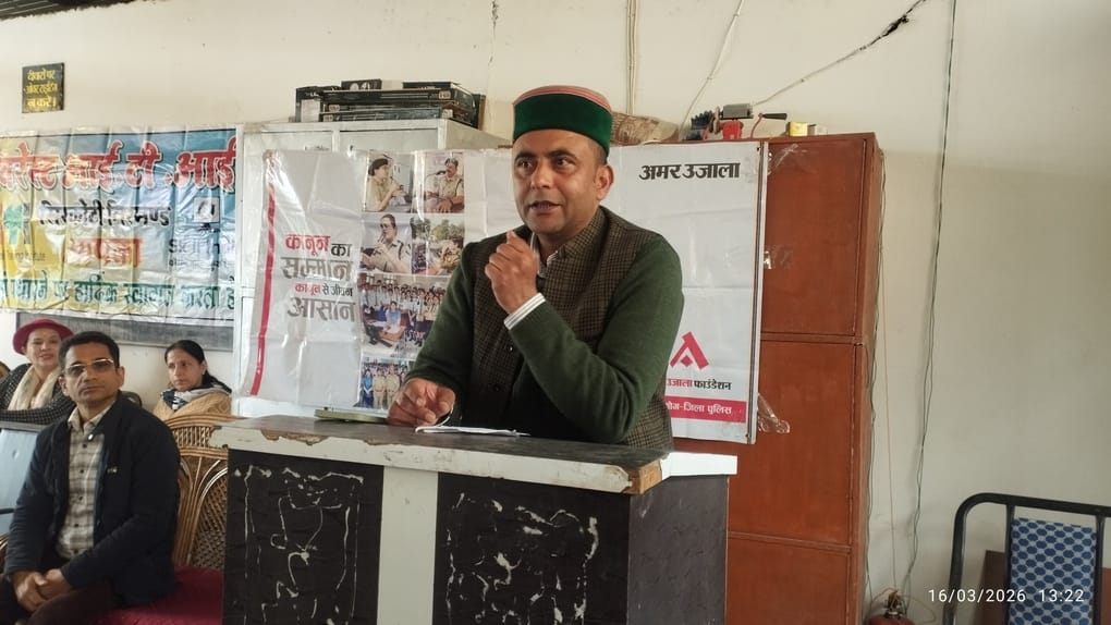 पुलिस की पाठशाला कार्यक्रम के मुख्य वक्ता डीएसपी राजीव मेहता के साथ आईटीआई के प्रशिक्षु और स्टा