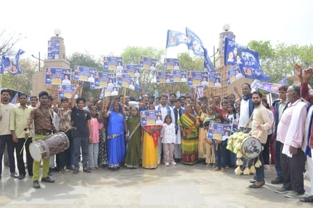 पुरानी जेल रोड स्थित मान्यवर कांशीराम स्मारक स्थल रविवार को एक बार फिर नीले रंग में नजर आया। पुरानी जेल रोड स्थित मान्यवर कांशीराम स्मारक स्थल रविवार को एक बार फिर नीले रंग में नजर आया।