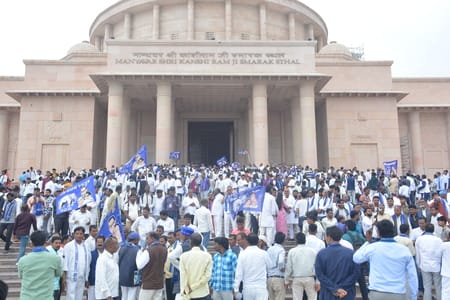 पुरानी जेल रोड स्थित मान्यवर कांशीराम स्मारक स्थल रविवार को एक बार फिर नीले रंग में नजर आया। पुरानी जेल रोड स्थित मान्यवर कांशीराम स्मारक स्थल रविवार को एक बार फिर नीले रंग में नजर आया।