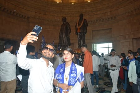 पुरानी जेल रोड स्थित मान्यवर कांशीराम स्मारक स्थल रविवार को एक बार फिर नीले रंग में नजर आया। पुरानी जेल रोड स्थित मान्यवर कांशीराम स्मारक स्थल रविवार को एक बार फिर नीले रंग में नजर आया।