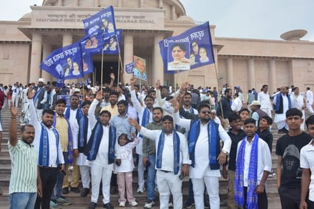 पुरानी जेल रोड स्थित मान्यवर कांशीराम स्मारक स्थल रविवार को एक बार फिर नीले रंग में नजर आया। पुरानी जेल रोड स्थित मान्यवर कांशीराम स्मारक स्थल रविवार को एक बार फिर नीले रंग में नजर आया।