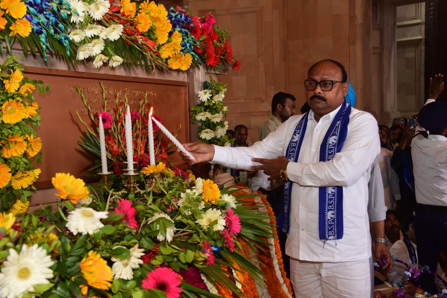 पुरानी जेल रोड स्थित मान्यवर कांशीराम स्मारक स्थल रविवार को एक बार फिर नीले रंग में नजर आया। पुरानी जेल रोड स्थित मान्यवर कांशीराम स्मारक स्थल रविवार को एक बार फिर नीले रंग में नजर आया।