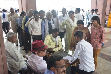 पुरानी जेल रोड स्थित मान्यवर कांशीराम स्मारक स्थल रविवार को एक बार फिर नीले रंग में नजर आया। पुरानी जेल रोड स्थित मान्यवर कांशीराम स्मारक स्थल रविवार को एक बार फिर नीले रंग में नजर आया।