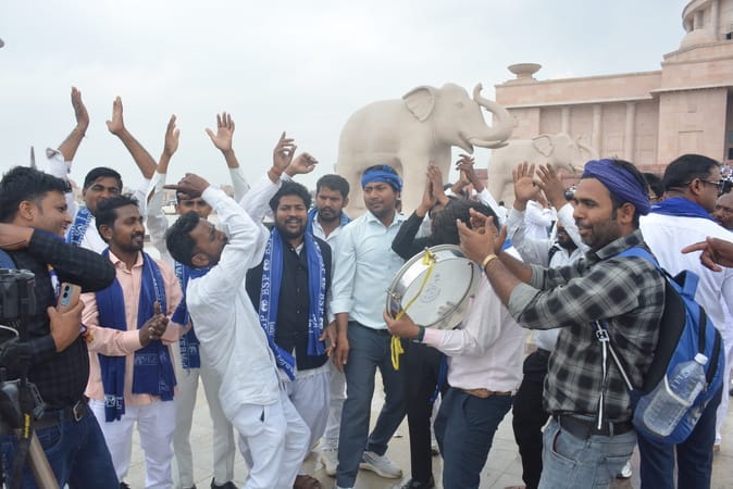 पुरानी जेल रोड स्थित मान्यवर कांशीराम स्मारक स्थल रविवार को एक बार फिर नीले रंग में नजर आया। पुरानी जेल रोड स्थित मान्यवर कांशीराम स्मारक स्थल रविवार को एक बार फिर नीले रंग में नजर आया।