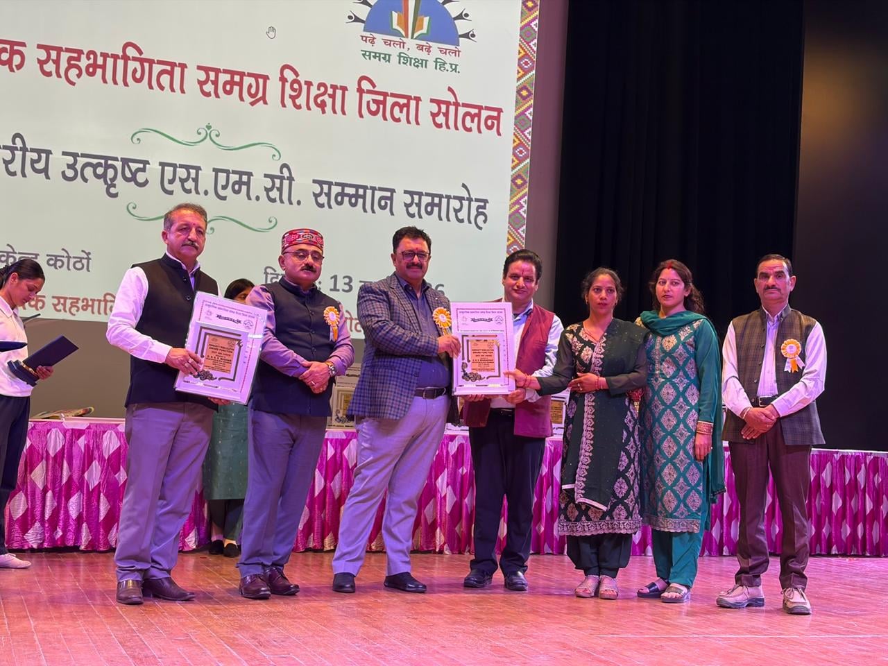 पट्टा ब्लाक के ध्यान स्कूल को बेस्ट एसएमसी का अवार्ड लेते हुए एसएसमी प्रधान –स्रोत, स्कूल। पट्टा ब्लाक के ध्यान स्कूल को बेस्ट एसएमसी का अवार्ड लेते हुए एसएसमी प्रधान –स्रोत, स्कूल।