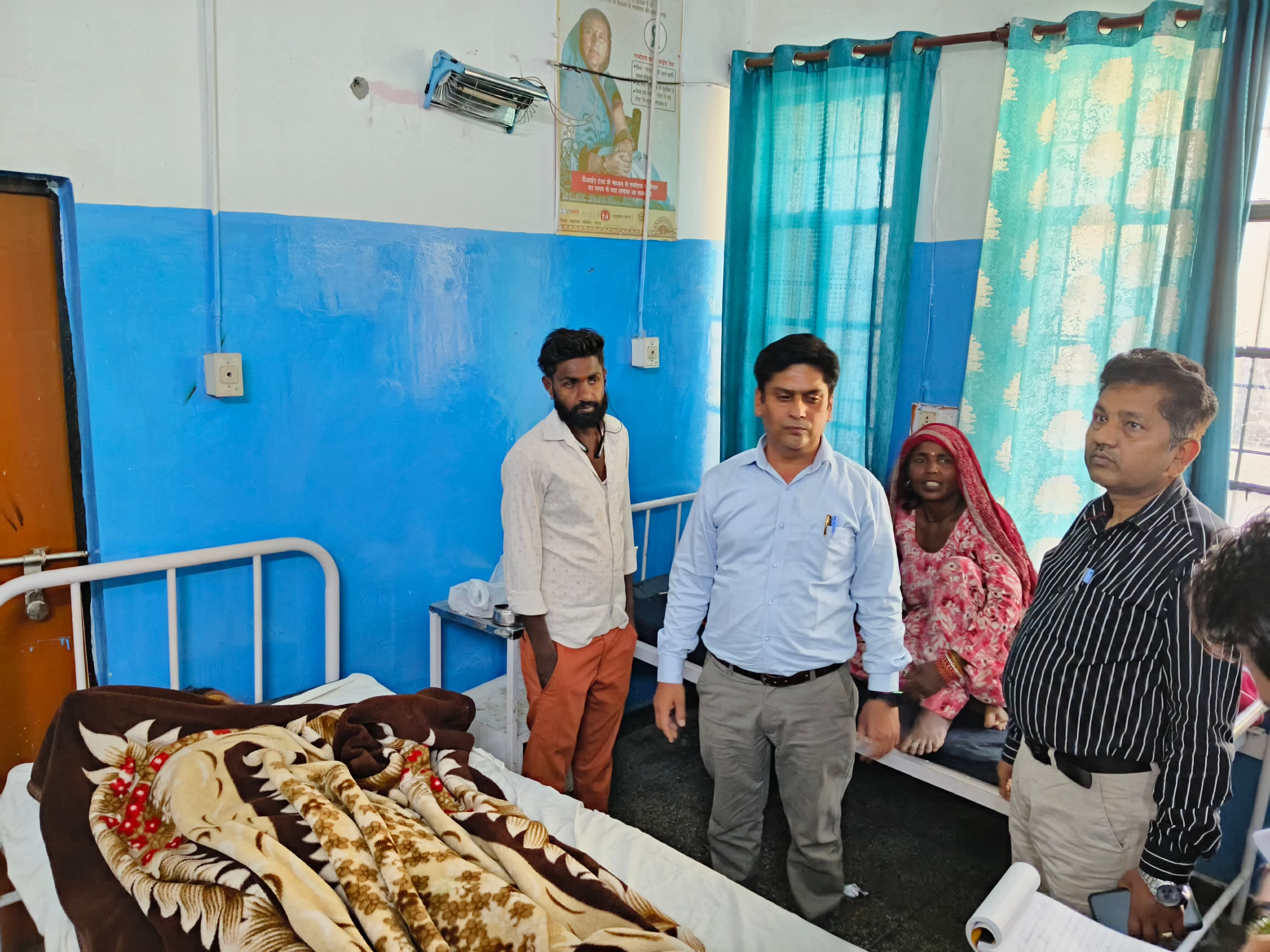 सीएचसी का निरीक्षण करते एडीएम संतोष कुमार स्रोत संवाद