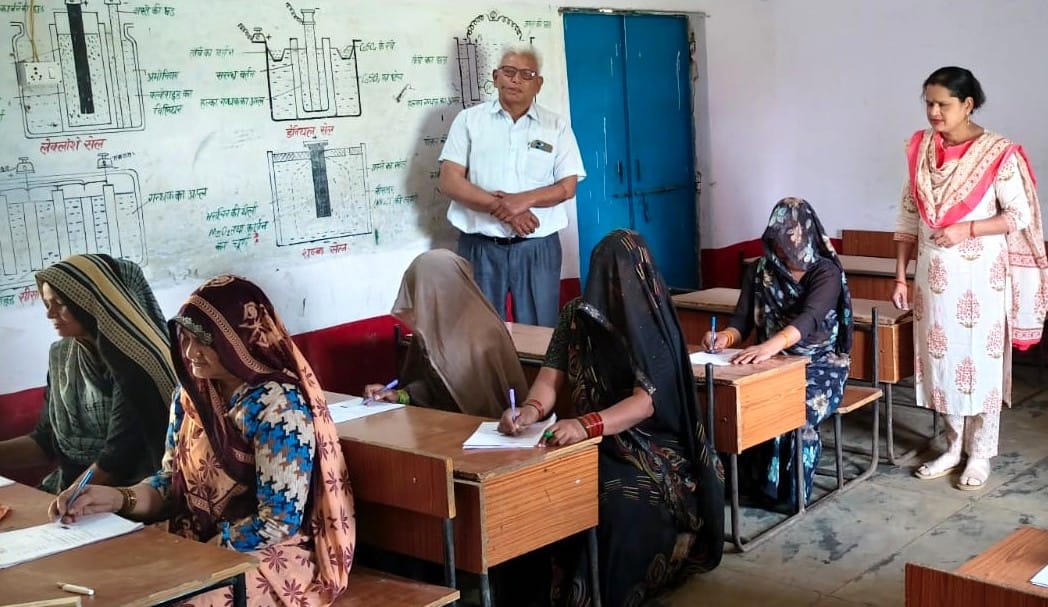 सादाबाद में परीक्षा देतीं महिलाएं व बुजुर्ग।  संवाद