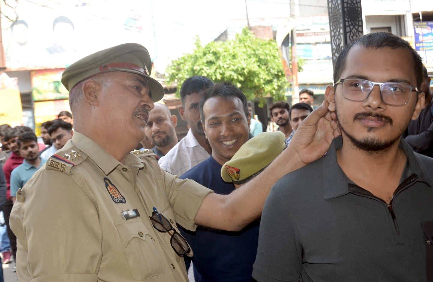 शामली में वी वी इंटर कॉलेज में यूपी पुलिस दरोगा भर्ती के लिए अभ्यर्थियों की लगी लाइन । संवाद शामली में वी वी इंटर कॉलेज में यूपी पुलिस दरोगा भर्ती के लिए अभ्यर्थियों की लगी लाइन । संवाद